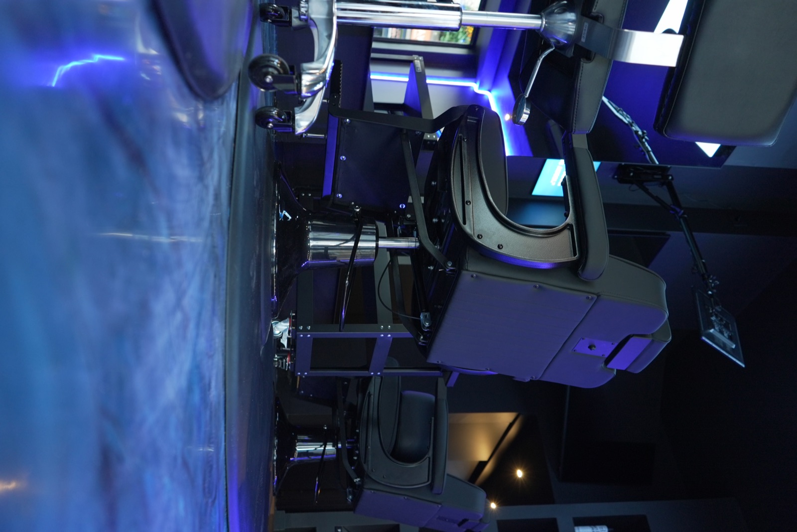 Fauteuils et éclairage LED bleu chez Treatment Gembloux