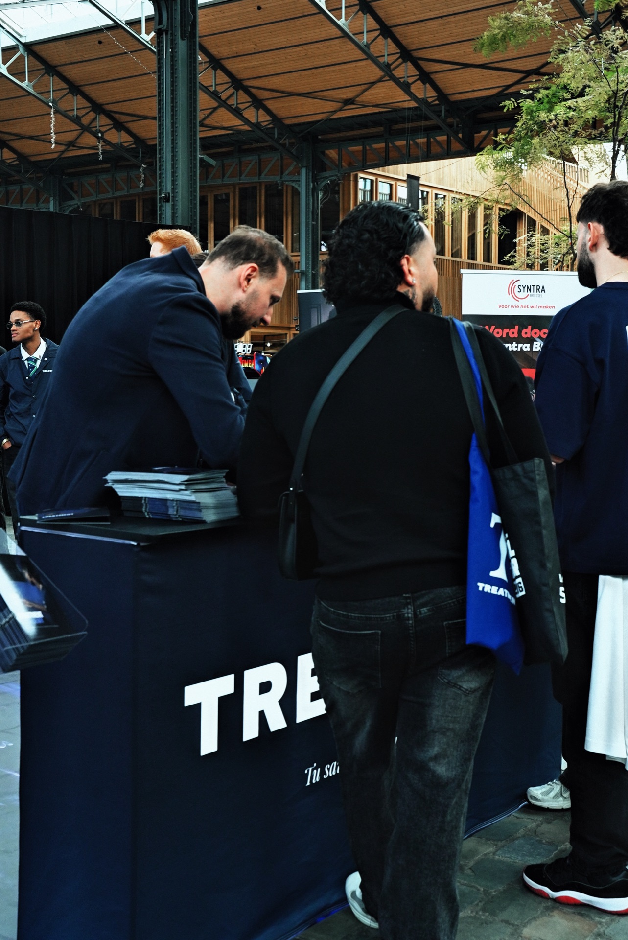 L'équipe Treatment accueille les visiteurs au comptoir du stand